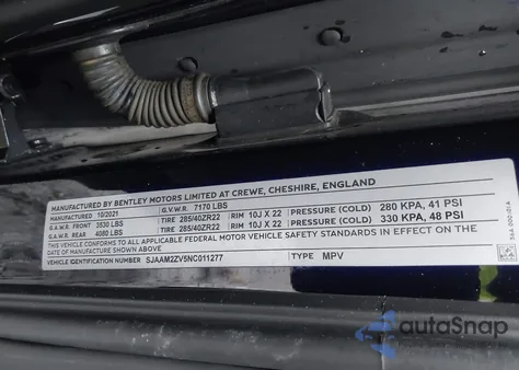 2022 Bentley Bentayga S/V8 z USA, uszkodzony, nr VIN SJAAM2ZV5NC011277